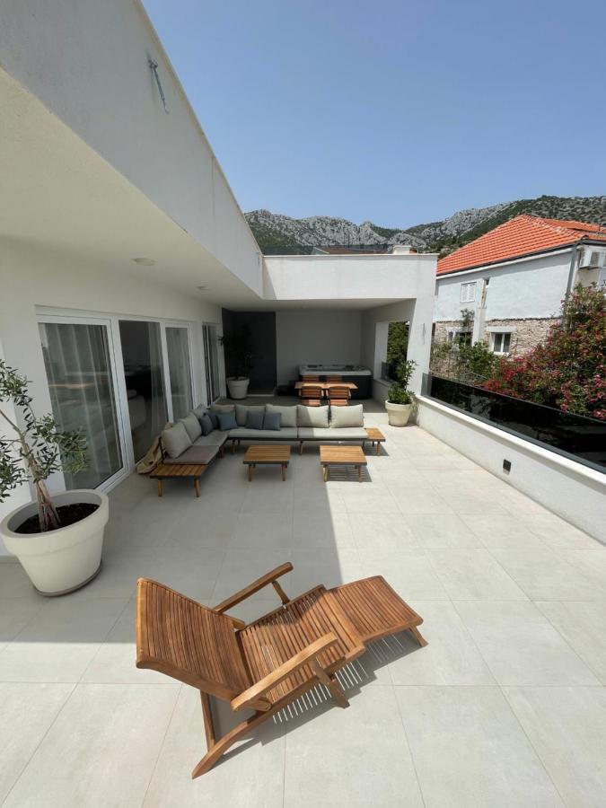 Exclusive 2 Bedroom Seafront With Jacuzzi Apartment